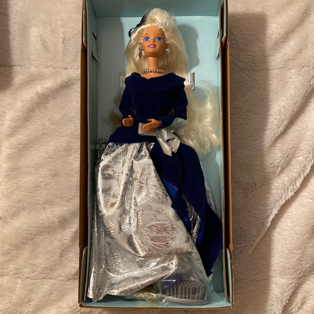 NRFB Vintage 1995 AVON ~ Winter Velvet Barbie Doll ❄️